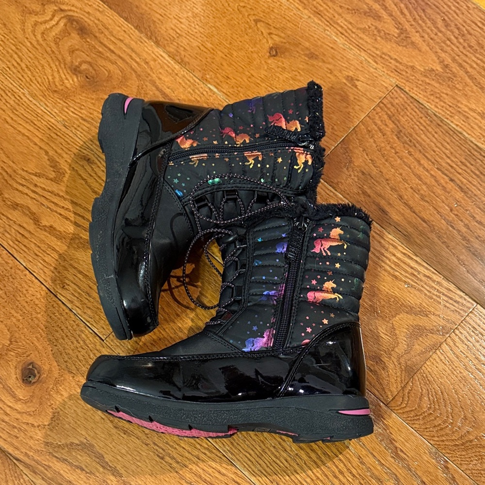 Khombu Lil Hayley Girls Boots - Metallic Unicorn Design
